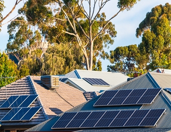 من المرجح أن يستمر الزخم في تخزين الطاقة الشمسية والبطاريات حتى عام 2024